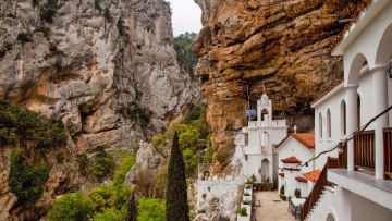 Άγιος Νικόλαος Σίντζας: Το μοναστήρι που ξεπροβάλλει από μια επιβλητική σπηλιά
