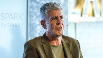 Άντονι Μπουρντέν: Η πρώην βοηθός του αποκάλυψε το μήνυμα που της έστειλε μία μέρα πριν τον θάνατό του