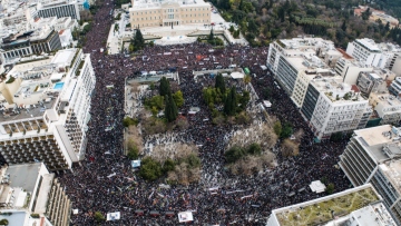 Συγκεντρώσεις για τα Τέμπη: Πώς περιγράφουν τα διεθνή Μέσα τις πορείες και τα επεισόδια στην Αθήνα