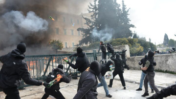 Για κακουργήματα οι συλληφθέντες για τα επεισόδια στο Σύνταγμα – Στο αυτόφωρο μέλη του «Ρουβίκωνα» για το πανό στην Hellenic Train