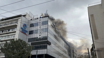 Ο Ρουβίκωνας ανέβασε πανό και άναψε καπνογόνα στα γραφεία της Hellenic Train 