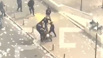 Συγκέντρωση για τα Τέμπη: Κουκουλοφόροι πετούν αστυνομικό στο έδαφος μπροστά από τη Βουλή και τον χτυπούν - Δείτε βίντεο