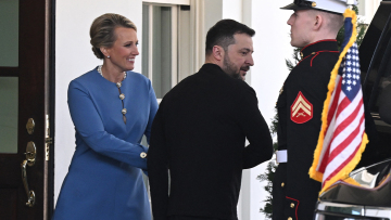 Με μια βιαστική χειραψία με την υπεύθυνη εθιμοτυπίας έφυγε από τον Λευκό Οίκο ο Ζελένσκι