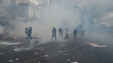 Φθορές στον αρχαιολογικό χώρο του Ολυμπίου Διός και στα Λουλουδάδικα από τα επεισόδια - Έσπασαν μάρμαρα από τον ναό