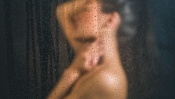 Πότε να κάνετε ζεστό και πότε κρύο ντους: Τα οφέλη για το σώμα