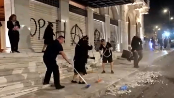 Βίντεο: Η στιγμή που εργαζόμενοι μαζεύουν τα ξηλωμένα μάρμαρα ξενοδοχείου που άφησαν πίσω τους κουκουλοφόροι στην Αθήνα