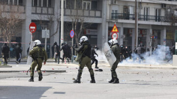 Κακουργηματική δίωξη στον 13χρονο που συνελήφθη στη Θεσσαλονίκη με μολότοφ μετά τα επεισόδια στην πορεία για τα Τέμπη