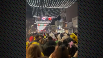 Νυχτερινή παρέλαση καρναβαλιστών στην Ξάνθη με «βροχή» πυροτεχνημάτων – Δείτε βίντεο