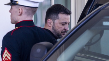 Μετά τον live καβγά ο Τραμπ συγκάλεσε σύσκεψη - Ο Ζελένσκι περίμενε απέξω και μόλις τελείωσε του είπαν «Φύγε!»