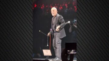 Μπίλι Τζόελ: Οι θαυμαστές του ανησυχούν μετά την πτώση του στη σκηνή σε συναυλία του - «Επικίνδυνο να πέφτεις έτσι στα 75 σου»