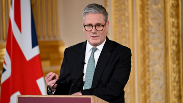 Ο Στάρμερ κατηγορεί τον Πούτιν πως προσπαθεί να κωλυσιεργήσει για την επίτευξη εκεχειρίας στην Ουκρανία 