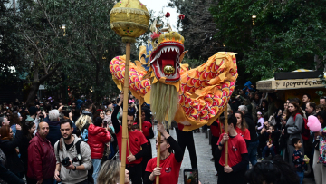 Καρναβαλική παρέλαση στο κέντρο της Αθήνας με ξυλοπόδαρους και κινέζικο δράκο - Δείτε βίντεο και φωτογραφίες