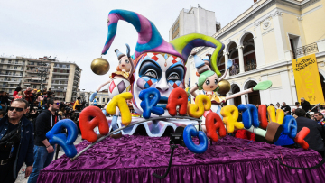 Παρέλαση με πάνω από 50.000 καρναβαλιστές στην Πάτρα - Δείτε βίντεο και φωτογραφίες