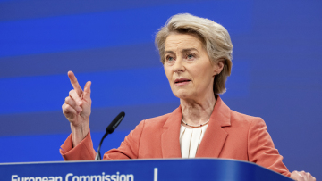 Η ΕΕ ετοιμάζεται να απαντήσει στους νέους δασμούς Τραμπ – Στο στόχαστρο Big Tech και αμερικανικές τράπεζες