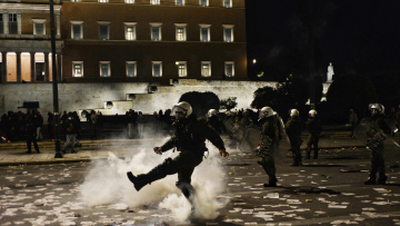 Η ανακοίνωση της ΕΛΑΣ για τα επεισόδια στο Σύνταγμα: 30 προσαγωγές, επτά συλλήψεις και τρεις αστυνομικοί τραυματίες