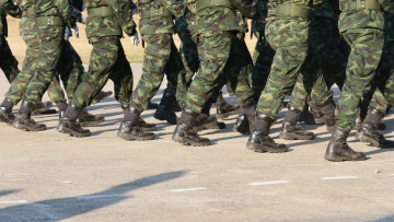 Η Ευρωπαϊκή Επιτροπή «ξύνει το βαρέλι» για τα λεφτά στην Άμυνα