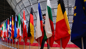 Τα καυτά θέματα στην Έκτακτη Σύνοδο - Το άδειασμα Τραμπ στην Ουκρανία και η «πυρηνική ομπρέλα» του Μακρόν