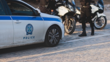 Συνελήφθησαν δύο άτομα στη Μύκονο - Φωτογράφιζαν και βιντεοσκοπούσαν τα κλιμάκια που έκαναν ελέγχους για αυθαίρετα