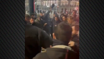 Άγρια επίθεση 15 ατόμων σε διαδηλωτή στην πλατεία Συντάγματος - Τον πέρασαν για αστυνομικό, δείτε βίντεο