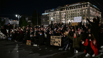 Επεισόδια σε Σύνταγμα και Θεσσαλονίκη μετά τα συλλαλητήρια για τα Τέμπη - Καθιστική διαμαρτυρία έξω από τη Βουλή