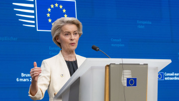 Ούρσουλα φον ντερ Λάιεν: Σημαντικό βήμα σταθεροποίησης το «πάγωμα» των δασμών Τραμπ