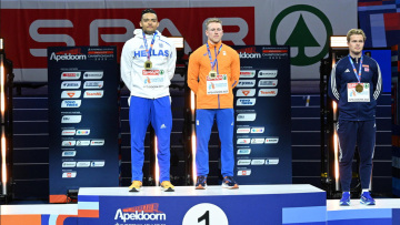 Δεν ήθελε να κατέβει από το βάθρο μετά τον θρίαμβο στο Ευρωπαϊκό πρωτάθλημα ο Καραλής - Βίντεο