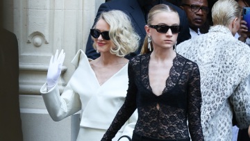 Κάι Σράιμπερ: Η 16χρονη τρανς κόρη της Ναόμι Γουότς έκανε το ντεμπούτο της στην πασαρέλα της Εβδομάδας Μόδας του Παρισιού