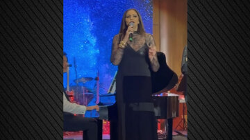 Δείτε τη Βίκυ Κουλιανού να τραγουδάει το «Δίχτυ» σε εκδήλωση πλοιάρχων του Εμπορικού Ναυτικού