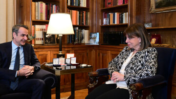 Τελευταία συνάντηση Μητσοτάκη - Σακελλαροπούλου: Σας ευχαριστώ για την προσφορά σας στην πατρίδα