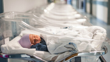 Επίδομα γέννησης έως €3.000: Δήμοι στην Ελλάδα θα ξεκινήσουν τη χορήγηση
