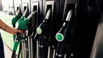 Έφοδος της ΕΛΑΣ σε βενζινάδικα και αποθήκες: 25 συλλήψεις για λαθρεμπόριο και «πειραγμένες» αντλίες