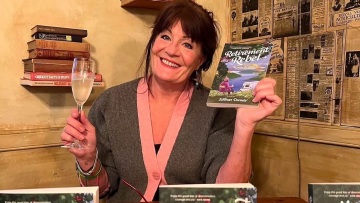 Αφού έχασε δύο αδέρφια από καρκίνο, στα 60 της πούλησε τα υπάρχοντά της, αγόρασε τροχόσπιτο και άρχισε να γυρίζει τον κόσμο