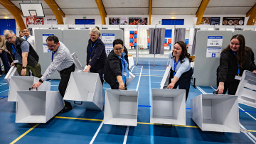 Γροιλανδία: Μαζική προσέλευση ψηφοφόρων στο μοναδικό εκλογικό κέντρο της πρωτεύουσας