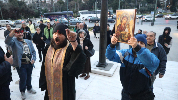 Νέα αντιπαράθεση στην Πινακοθήκη: Ζηλωτές χριστιανοί έβρισαν υπερασπιστές της ελευθερίας στην Τέχνη (βίντεο)
