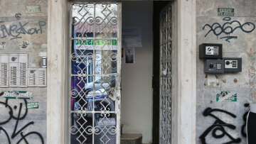 Θρίλερ στην Ομόνοια: Άνδρας βρέθηκε νεκρός, δεμένος χειροπόδαρα και με σακούλα στο κεφάλι σε διαμέρισμα AirBnB