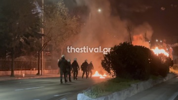 Σοβαρά επεισόδια τα ξημερώματα στη Θεσσαλονίκη – Τραυματίας αστυνομικός από μολότοφ