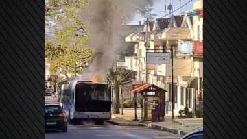 Φωτιά σε λεωφορείο στην Πεντέλη -Στο νοσοκομείο ο οδηγός του