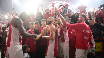 Ανέβηκε στην εξέδρα ο Φουρνιέ και πανηγύρισε τη νίκη επί του Παναθηναϊκού - Δείτε βίντεο