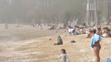 Η ζέστη οδήγησε τον κόσμο στη θάλασσα - Γέμισαν οι παραλίες