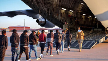 Ομοσπονδιακό δικαστήριο δίνει εντολή στην κυβέρνηση Τραμπ να προειδοποιεί τους μετανάστες 21 μέρες πριν την απέλασή τους