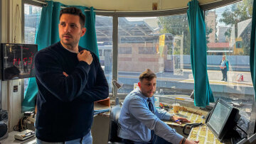 Ο Κυρανάκης επισκέφθηκε τον Σταθμό Λαρίσης και συνομίλησε με τους σταθμάρχες