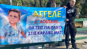 40 μέρες από τον θάνατο του μικρού Άγγελου: Μνημόσυνο από την πλευρά του πατέρα στην Καλλιθέα