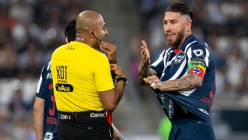 Σέρχιο Ράμος: Πήρε την πρώτη του κόκκινη στο Μεξικό για κλωτσιά στα οπίσθια αντιπάλου - Δείτε βίντεο