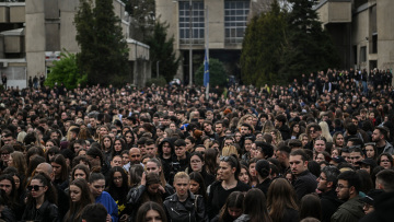 Βυθισμένη στο πένθος η Βόρεια Μακεδονία - Συγκέντρωση φοιτητών στα Σκόπια για τους 59 νεκρούς
