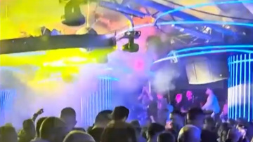 Βίντεο μέσα από τη ντίσκο στη Βόρεια Μακεδονία, τη στιγμή που καίγεται το ταβάνι - «Βγείτε όλοι έξω!», φώναζαν