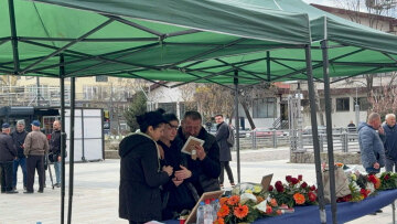 Θρήνος στη Βόρεια Μακεδονία: Ανάβουν κεριά και αφήνουν λουλούδια στη μνήμη των θυμάτων της τραγωδίας στο κλαμπ, δείτε βίντεο και φωτογραφίες