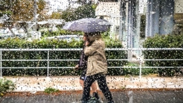 Σε εξέλιξη η μίνι ψυχρή εισβολή με καταιγίδα στην Αθήνα - «Άνοδος της θερμοκρασίας από την Παρασκευή»,  λέει ο Λαγουβάρδος 