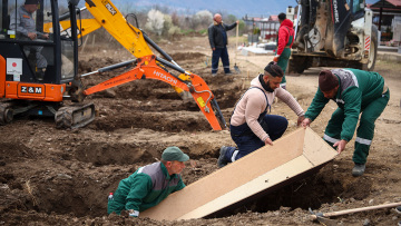Ανοίγουν νέους τάφους στο Κότσανι, κηδεύτηκε ο ήρωας οδηγός ασθενοφόρου - Το κλαμπ ήταν σαν παλιά αποθήκη