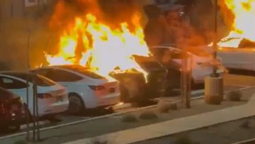 Έβαλαν φωτιά σε πολλά αμάξια σε συνεργείο της Tesla στο Λας Βέγκας - Η εταιρεία δεν αξίζει τις σατανικές επιθέσεις, ξεσπά ο Μασκ