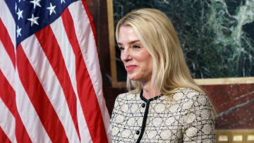 Η Παμ Μπόντι υπερασπίζεται τις διώξεις κατά των αντιπάλων του Τραμπ - Επιστρέφουμε στη μάχη κατά του εγκλήματος, είπε στη Γερουσία